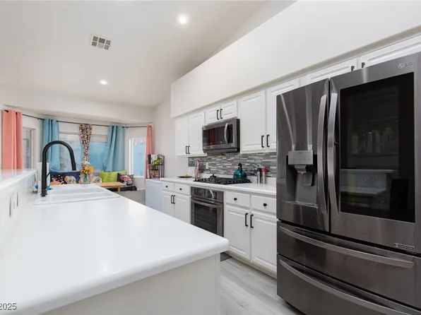 1110 Winter Storm Dr, Henderson, NV 89052