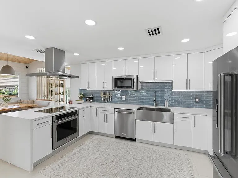 2210 NE 3rd Ave — Photo 27