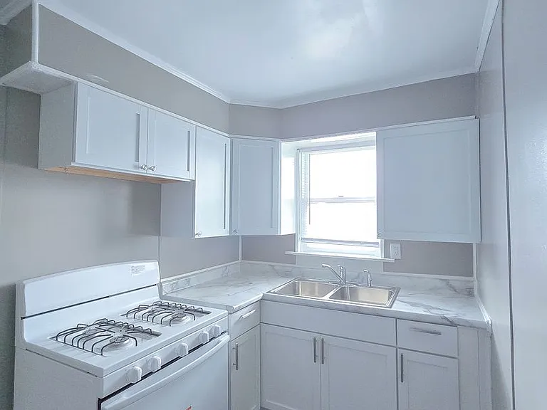 216 E Madison St — Photo 1