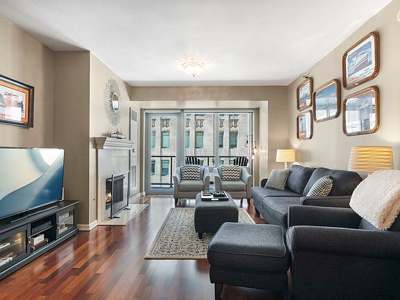 5th image of 160 E Illinois St APT 1002
