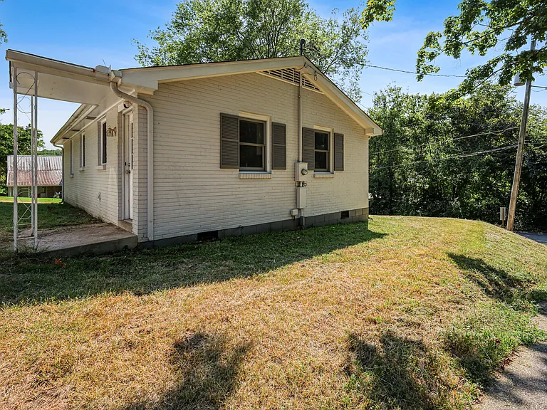 320 Oak St — Photo 16