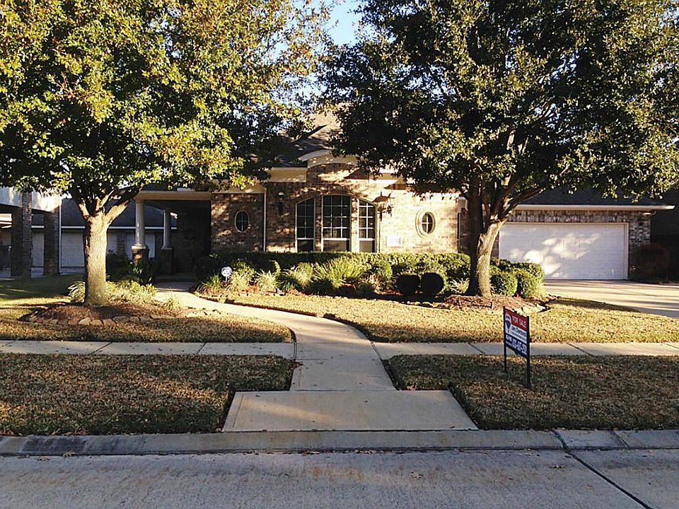 Beautiful David Powers built home on a quiet cul-de-sac street.