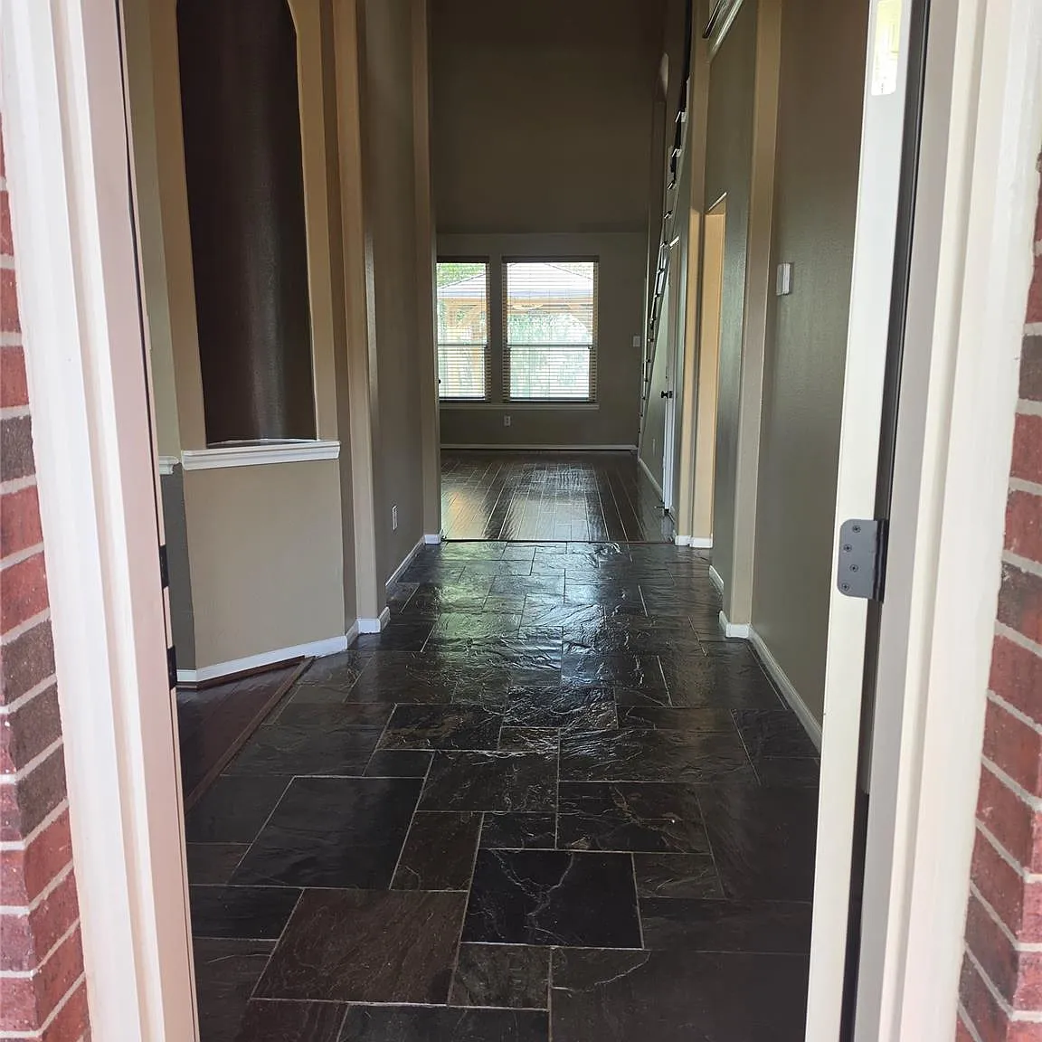 3 bed, 2.5 bath, 2308 sqft, $2,500 — Photo 3