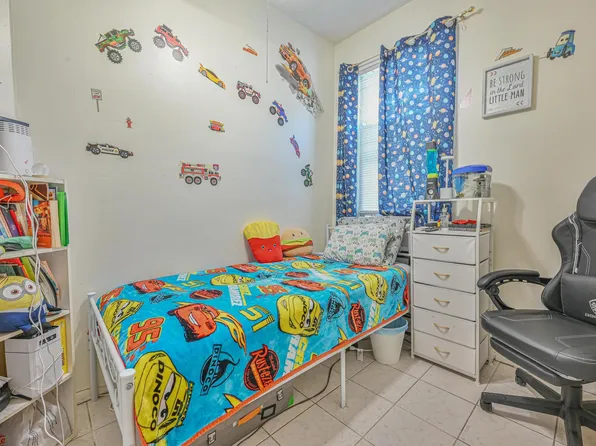 1426 Saint Lawrence Avenue image 4 of 17