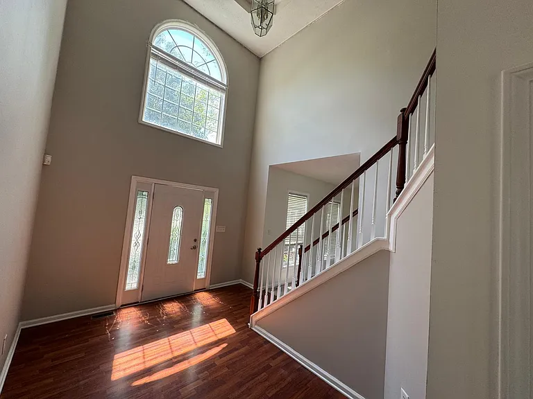504 Thames Cir — Photo 1