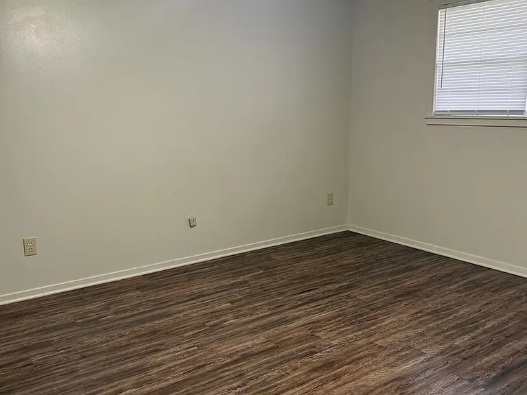 1501 Silver Falls Rd — Photo 4