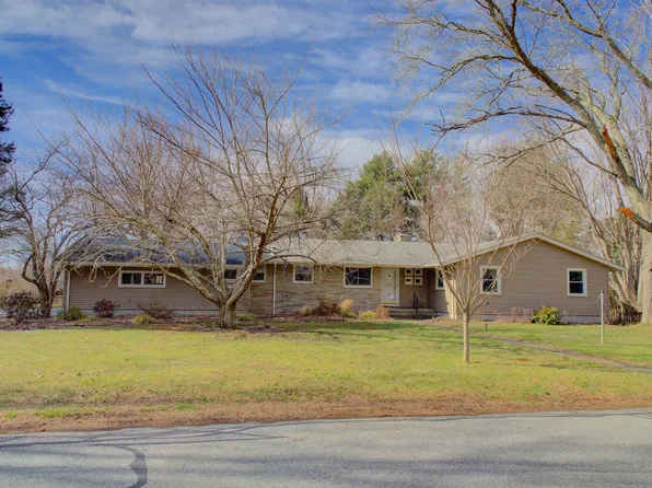 35 Woodridge Circle, Ledyard, CT 06335