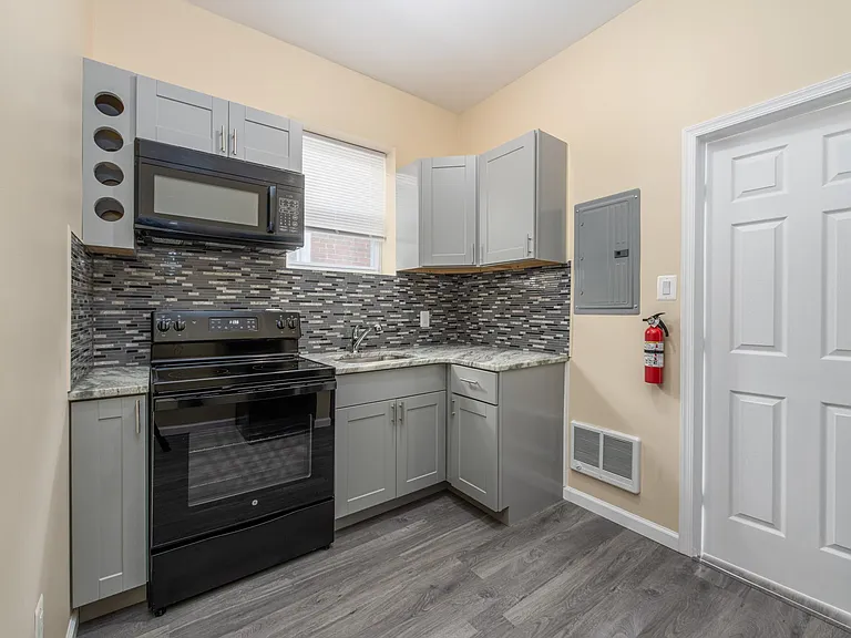 5548 W Thompson St #2R — Photo 2