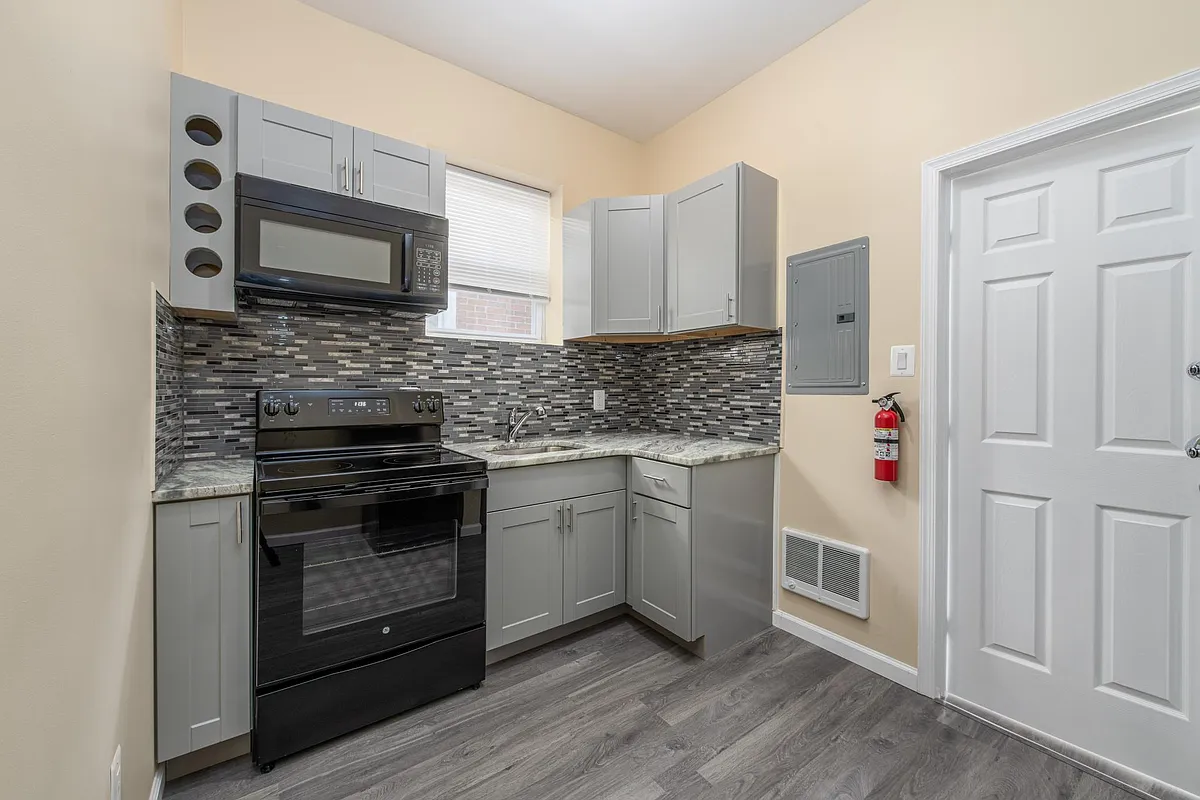 Building Photo - 5548 W Thompson St #2R