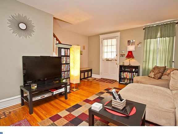 4th image of 3351 Ainslie St