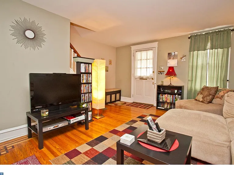 3351 Ainslie St — Photo 4