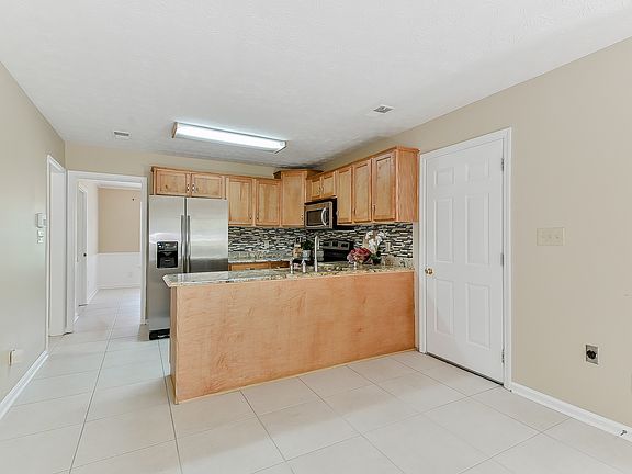 5th image of 130 Fairfield Cir