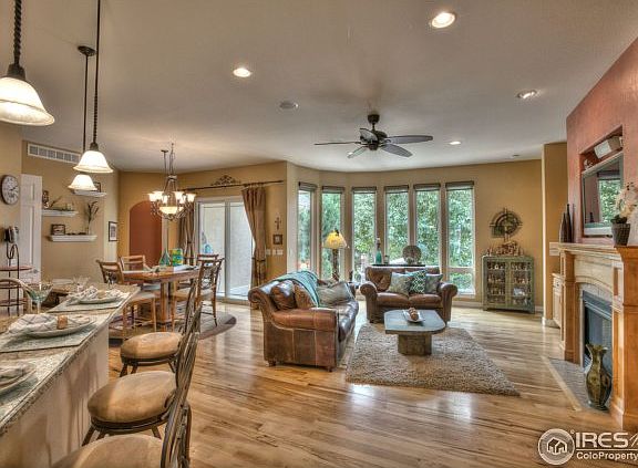 Spacious Great Room w/10' Ceilings