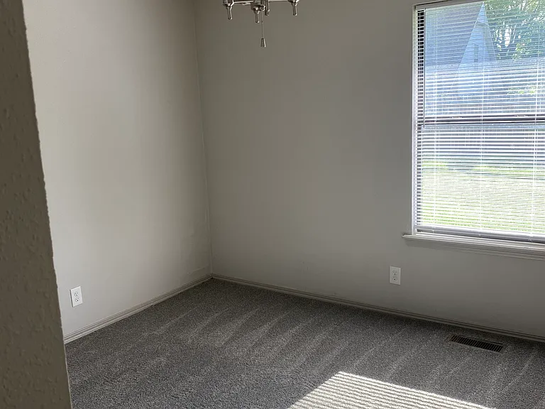 2212 S Fir Ave — Photo 8