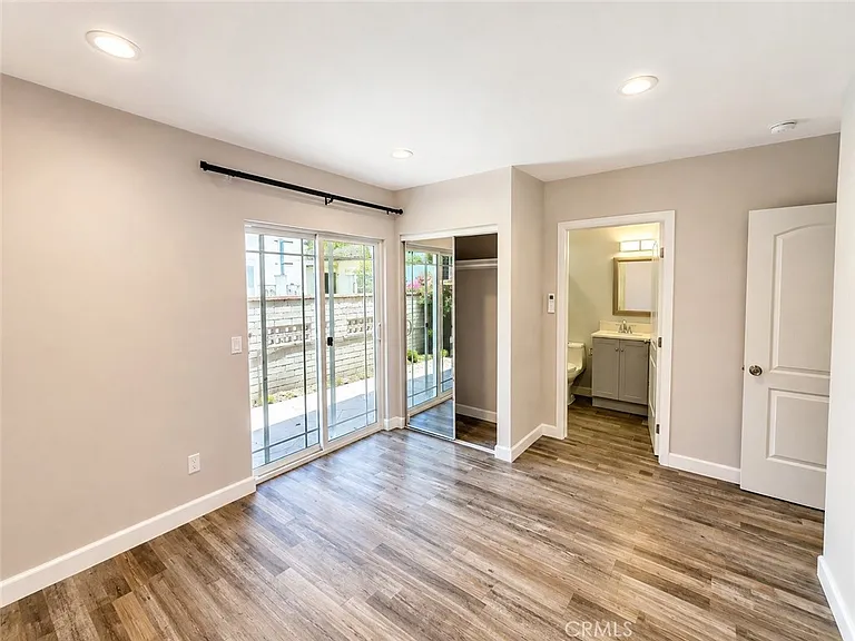 7645 Amestoy Ave — Photo 9