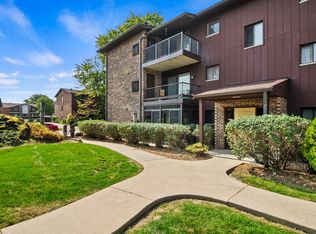 60 W Pier Dr #103, Westmont, IL 60559