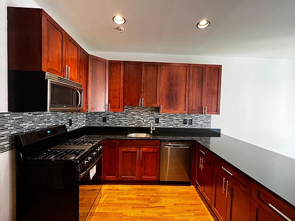 Gorgeous and large kitchen!