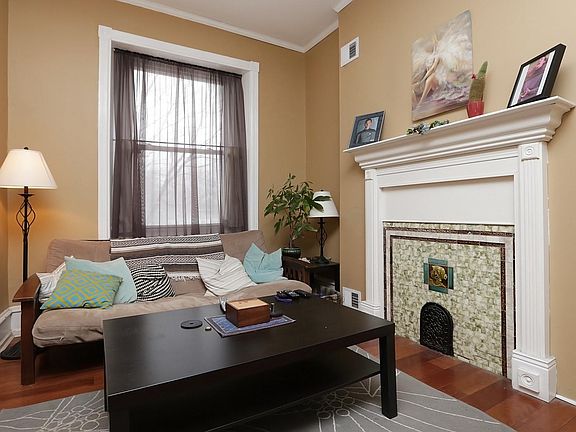 3rd image of 827 E Girard Ave