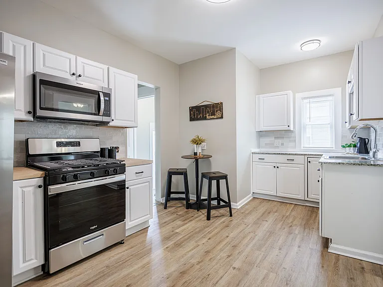 1146 S Plymouth Ave — Photo 8