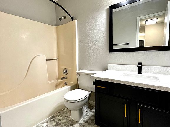 5th image of 515 W Saunders Ave #19
