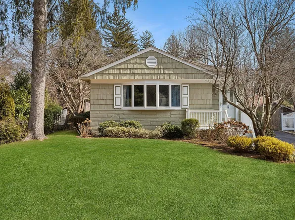 2 Carpenter Place, Sea Cliff, NY 11579