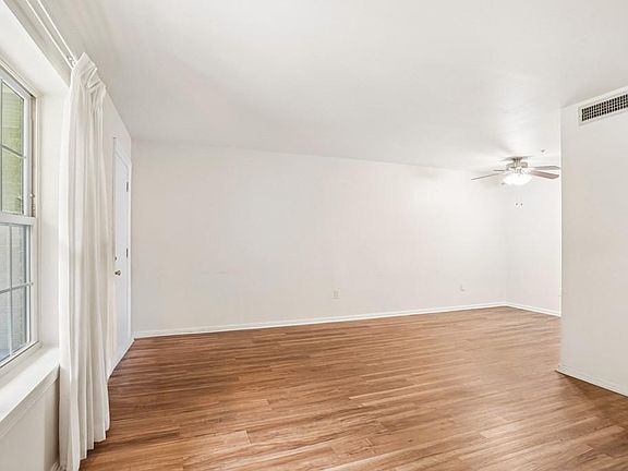 3rd image of 2732 Whitney Pl APT 101