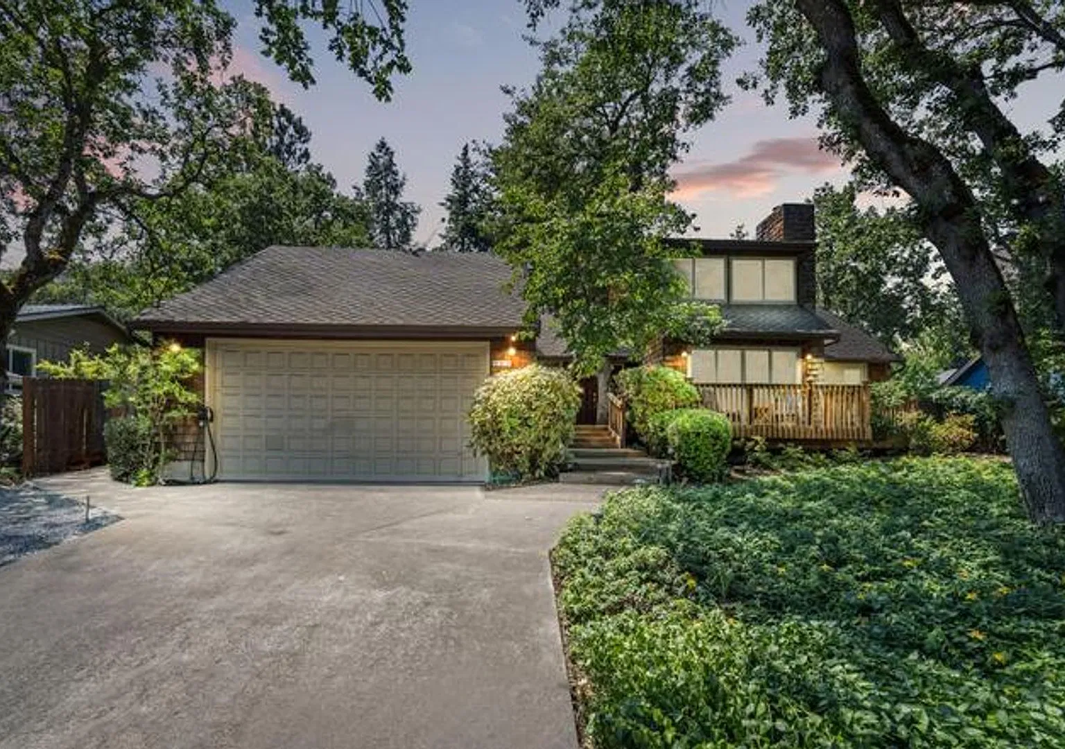 Lovely 3-bedroom home, Inground pool and lounge area!! — Photo 1