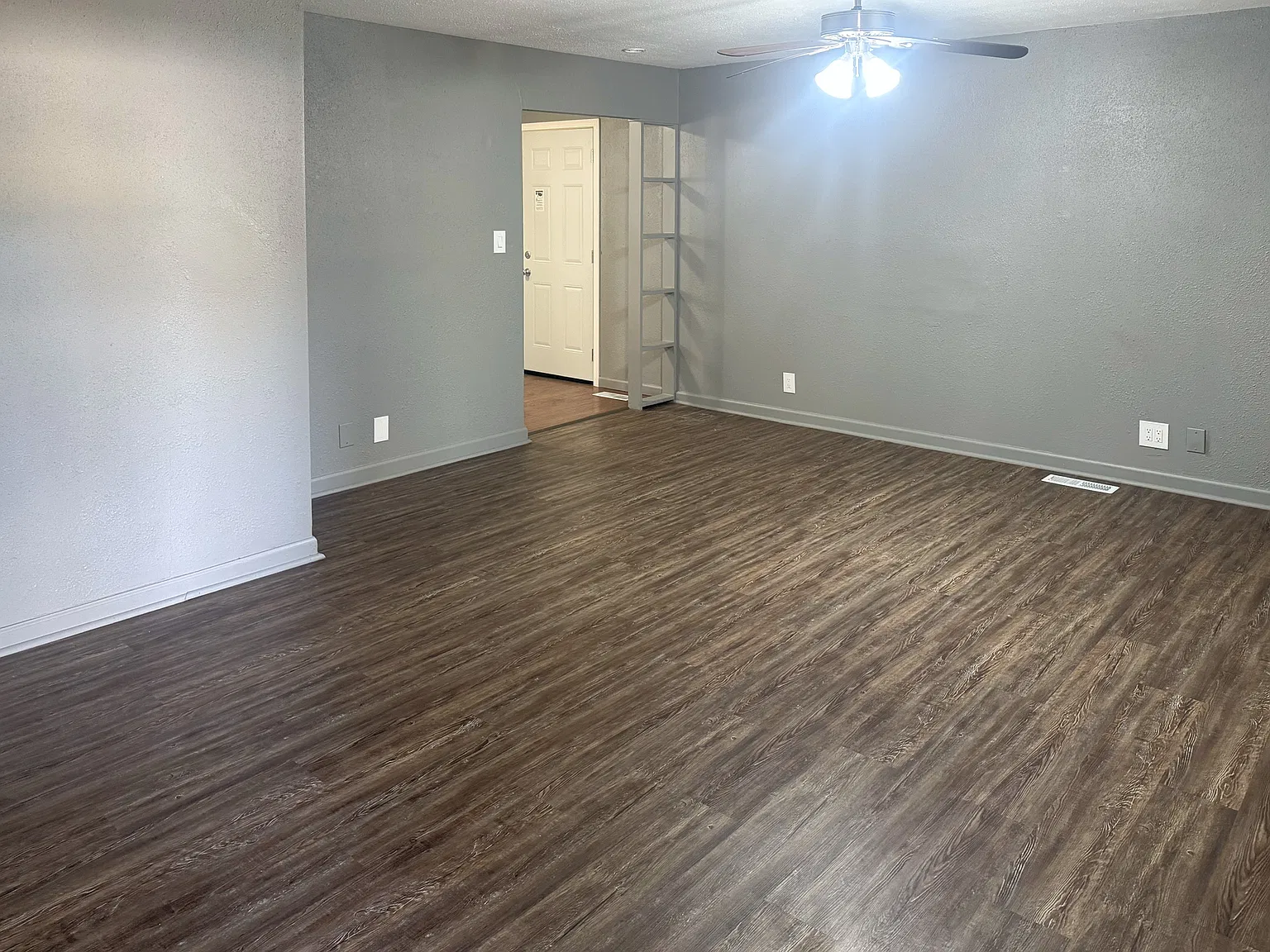 3 bed, 960 sqft, $1,600 — Photo 3