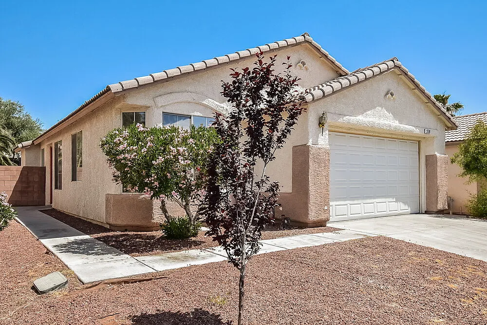 3 bed, 2.0 bath, 1628 sqft, $2,045 — Photo 3