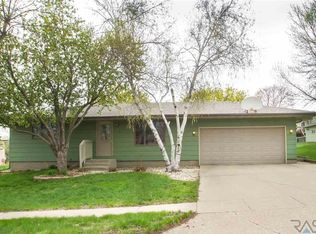 1905 S Fox Trl, Sioux Falls, SD 57103