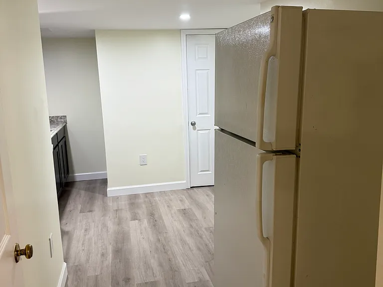 Entrance to kitchen and washer/dryer room