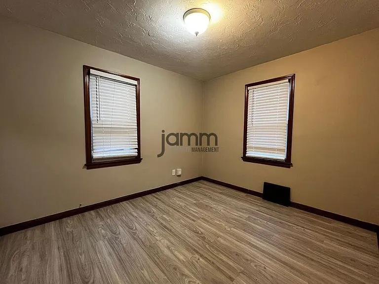 18713 Waterbury Ave — Photo 16