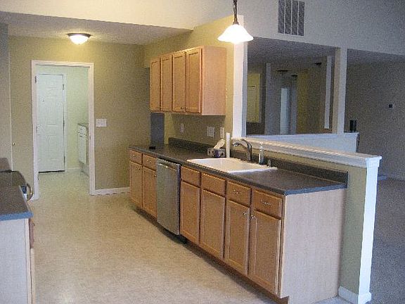 7 - Kitchen - looking into Family Room