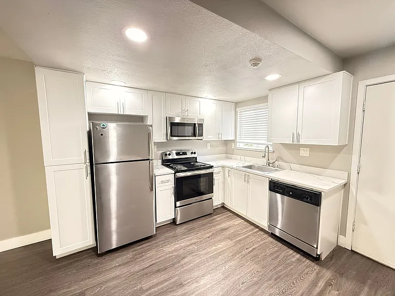 921 Ripley St — Photo 3