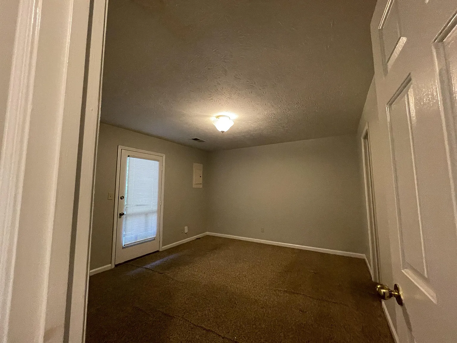 424 Harrodsburg Lane — Photo 3