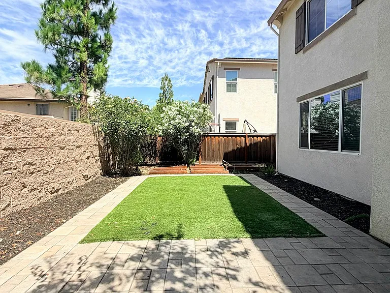 2133 Salice Way — Photo 22