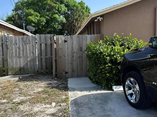 641 W 9th St APT 1, Riviera Beach, FL 33404