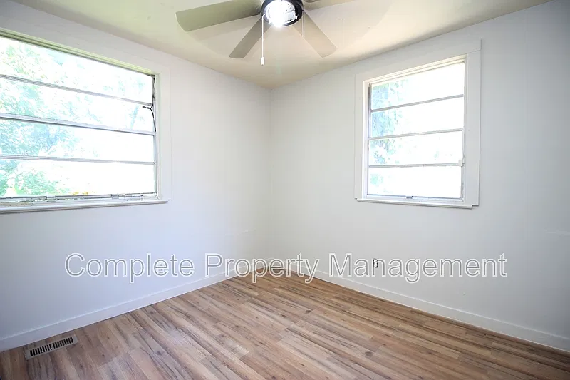 3 bed, 2.0 bath, 1800 sqft, $1,350 — Photo 2