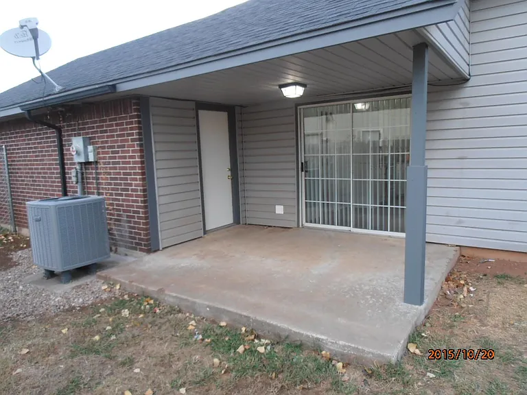 4010 SW Hickory Ln — Photo 2