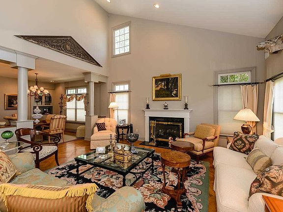 3rd image of 37 Fieldstone Ln
