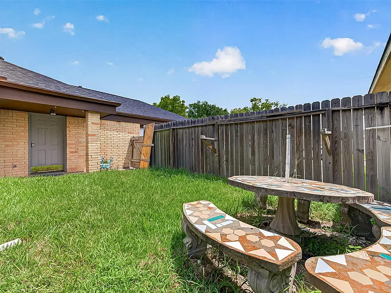 2523 Creekway Cir — Photo 40