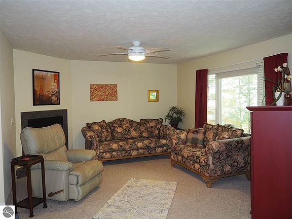 3rd image of 3955 Sherwood Forest Dr