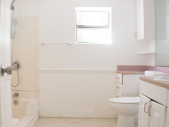 3rd image of 318 SW 15th St #1