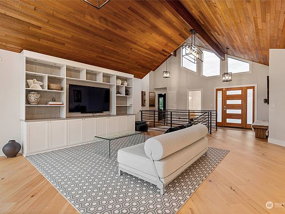 3rd image of 4634 Lighthouse Drive NE