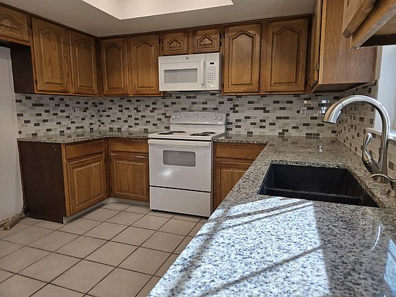 4th image of 8339 Bluff Bend Dr
