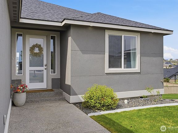 3rd image of 1075 Klamath Court