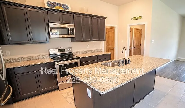 1870 Oakwood Dr — Photo 4