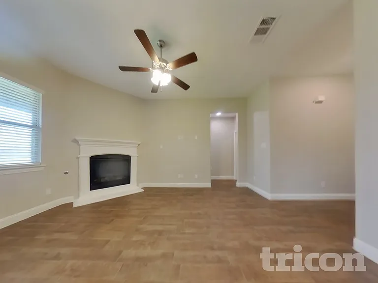 11201 Klondike Ln — Photo 2