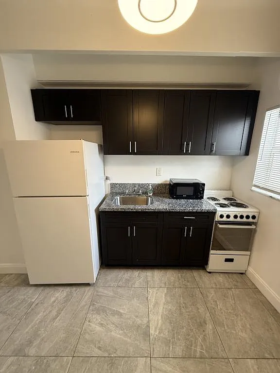 Building Photo - 715 7th St #6-33401