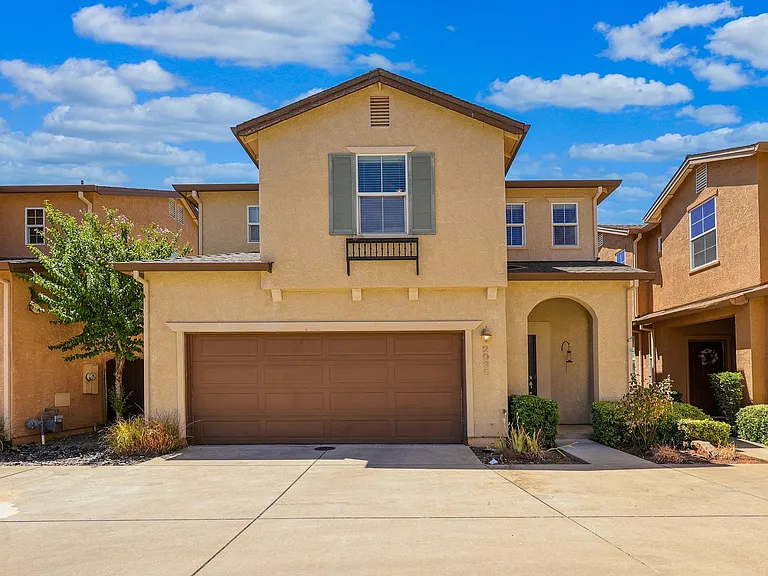 2035 Vienna Way — Photo 1